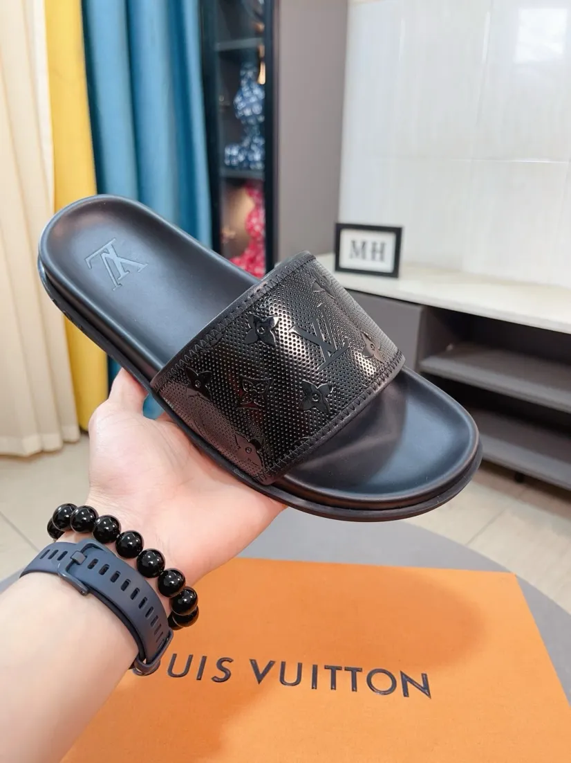 Ex-factory price 320🌹🌹 (lv-Louis Vuitton) new men's sandals, high-end boutique, exquisite embossed logo decoration on the upper, fine workmanship, super soft soles, casual, loose and comfortable, a must-have in summer! \nsize：38-44